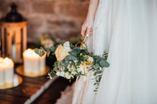 Load image into Gallery viewer, OASIS® Elegant Bouquet Holder (Leaves: Gold)