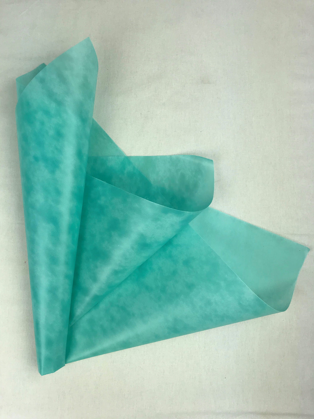 NON WOVEN FLOWER WRAPPING CRISPY SHEET 65CM X 65CM (BLUE)