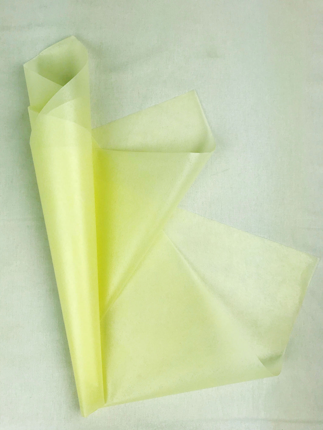 NON WOVEN FLOWER WRAPPING CRISPY SHEET 65CM X 65CM (IVORY)